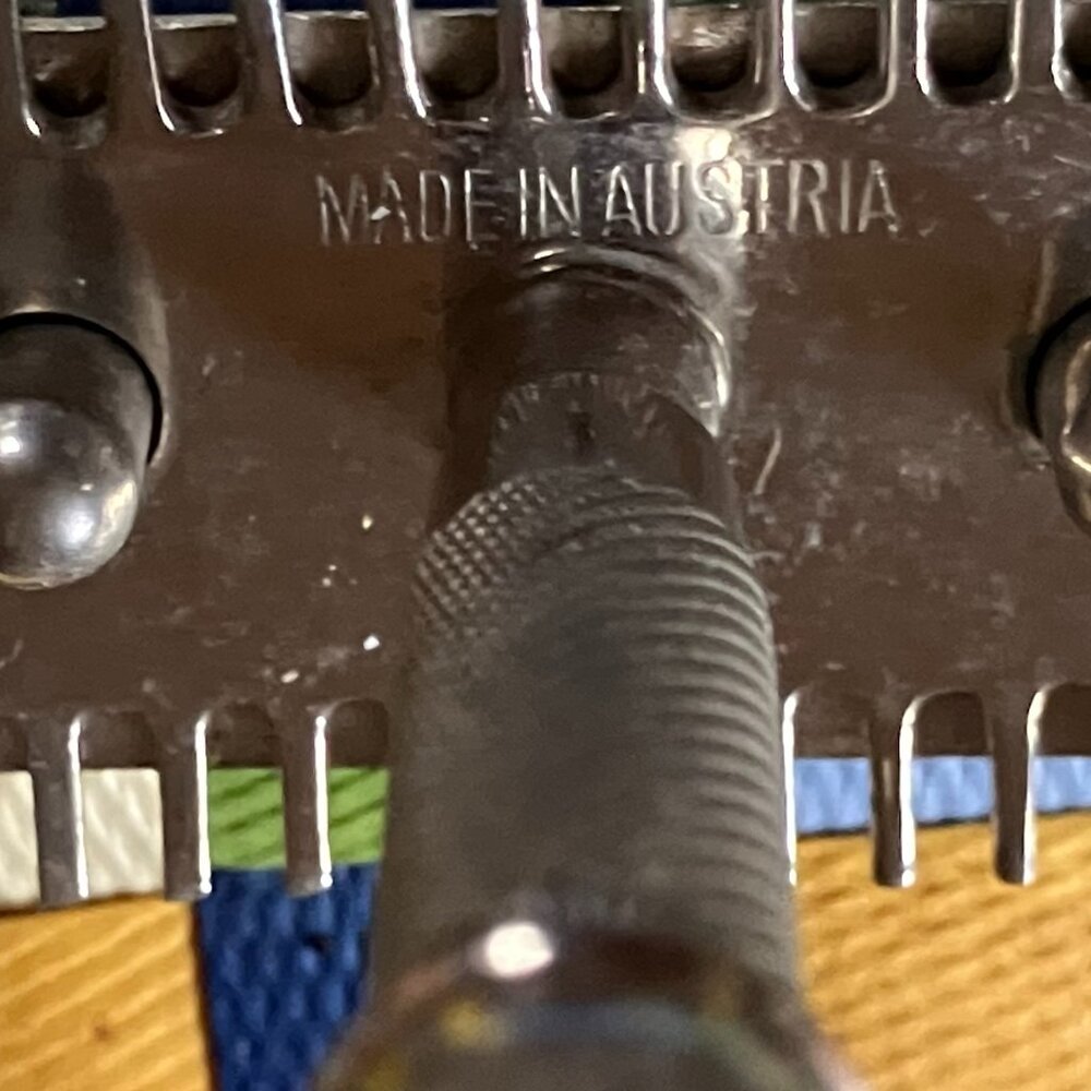 Vintage Steel Razor - Picture 3 of 4